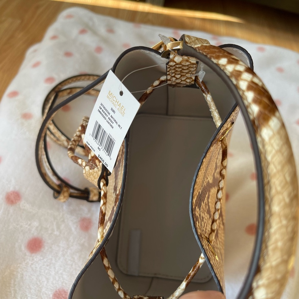 Michael Kors Small Bucket - Picture 4 of 4